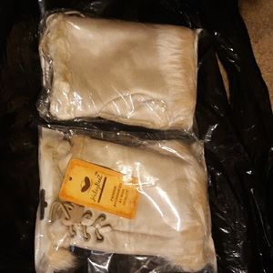 BEIGE FINGERLESS GLOVES